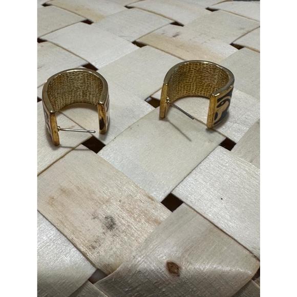 Brass tone metal earlobe huggie earrings with inlay design new - Picture 7 of 8